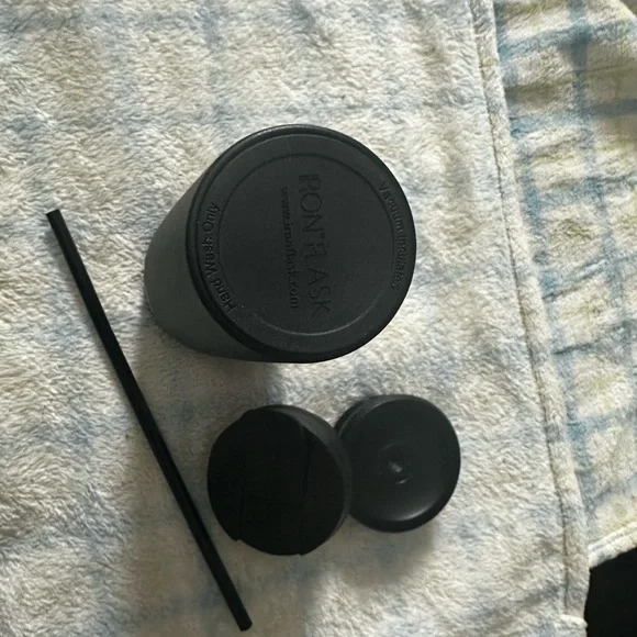 Iron Flask with two lids - Picture 2 of 5